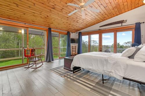 B - Porch Suite on Miles Smith Farm in 勞敦