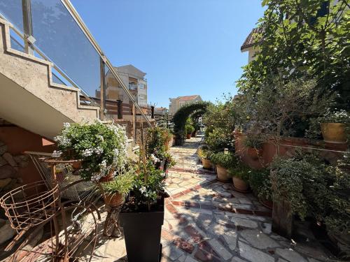 Comfort One-Bedroom Apartment with Balcony and Sea View image 3
