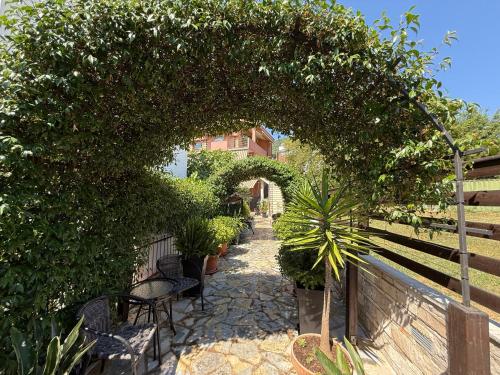 One-Bedroom Apartment with Balcony and Sea View image 2