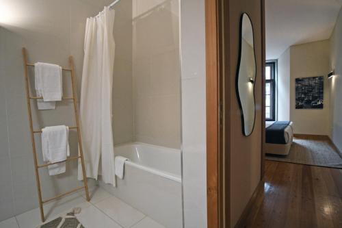 One-Bedroom Apartment image 8