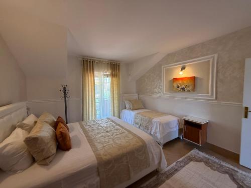 One-Bedroom Apartment with Balcony and Sea View image 5