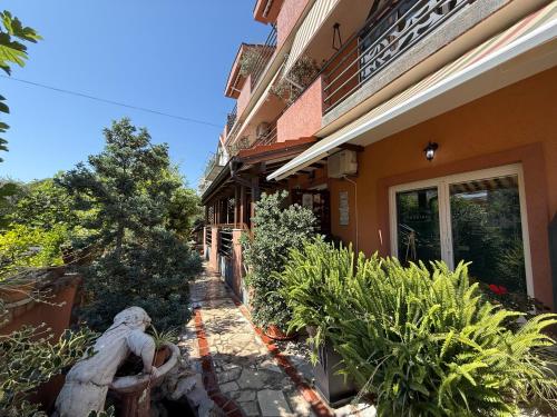 One-Bedroom Apartment with Balcony and Sea View image 3