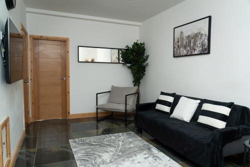 4 Bed Failsworth Home - 3 Bathrooms - Free Parking - Mon-Fri Stays - Ideal for Contractors and Families gîte à louer Failsworth Railway Station