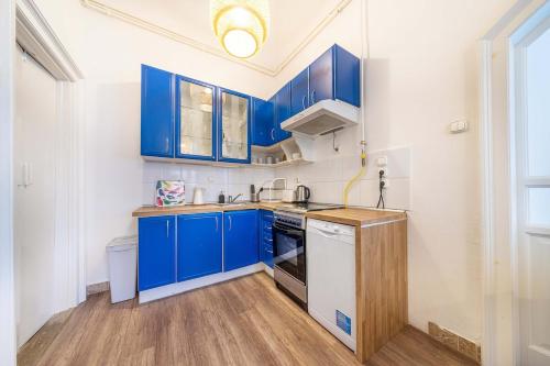 Two-Bedroom Deluxe Apartment image 6