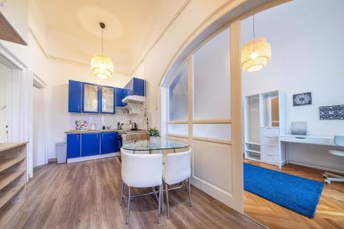 Two-Bedroom Deluxe Apartment image 5