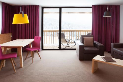 room detail thumbnail 1