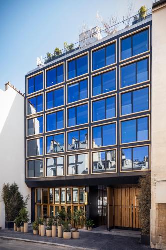 Exterior view, La Fondation in 17th - Arc de Triomphe - Palais des Congres