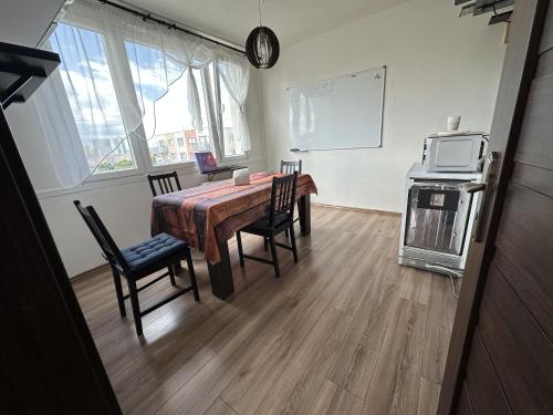 Jungle style 2 lockable bedrooms, 10 mins to center, top floor balcony with Prague view, king-size bed, high speed Internet, coffee, Prague (photo 8)
