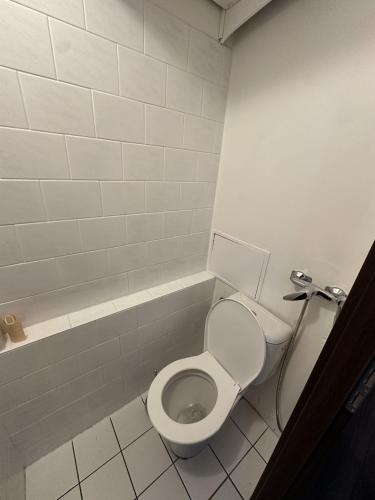 Jungle style 2 lockable bedrooms, 10 mins to center, top floor balcony with Prague view, king-size bed, high speed Internet, coffee, Prague (photo 10)