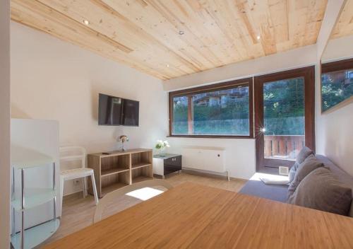 Apartment with Terrace image 7