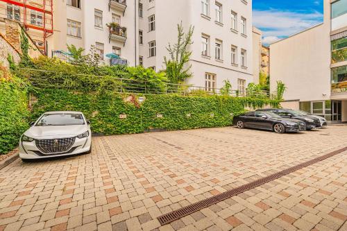Petit Dependance 3