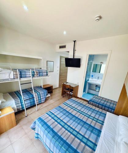 Quadruple Room with Balcony image 5