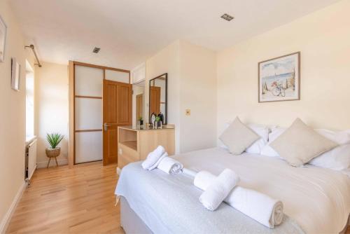 Spacious 4-Bedroom Home - Parking - Garden gîte à louer White Waltham