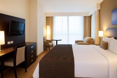 Premium King Room - Non-Smoking image 4