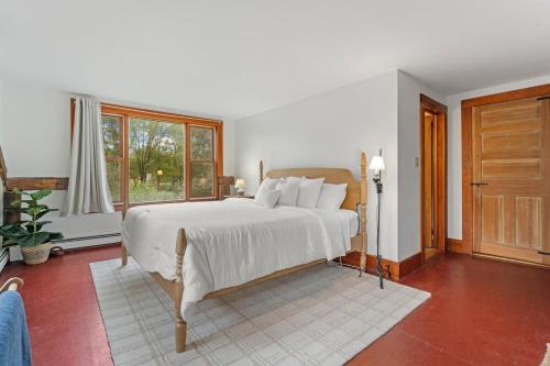 A - Farmhouse Apartment on Miles Smith Farm in 勞敦