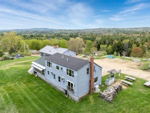 A - Farmhouse Apartment on Miles Smith Farm in 勞敦