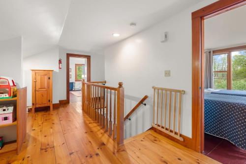 A - Farmhouse Apartment on Miles Smith Farm in 勞敦