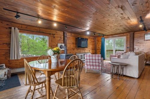 A - Farmhouse Apartment on Miles Smith Farm in 勞敦