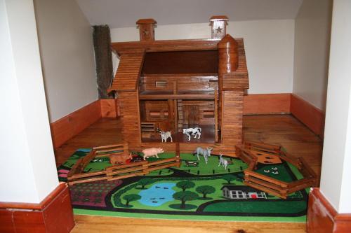 A - Farmhouse Apartment on Miles Smith Farm in 勞敦