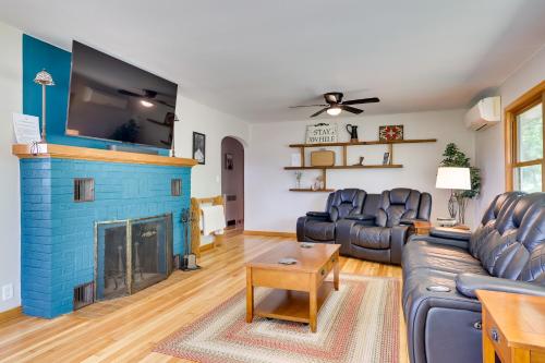 3 Mi to Lake Onalaska Quaint Home with Prairie View in โอนาแลสกา (WI)