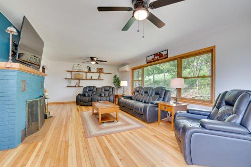 3 Mi to Lake Onalaska Quaint Home with Prairie View in โอนาแลสกา (WI)