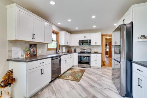 3 Mi to Lake Onalaska Quaint Home with Prairie View in โอนาแลสกา (WI)