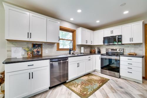 3 Mi to Lake Onalaska Quaint Home with Prairie View in โอนาแลสกา (WI)