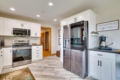 3 Mi to Lake Onalaska Quaint Home with Prairie View in โอนาแลสกา (WI)