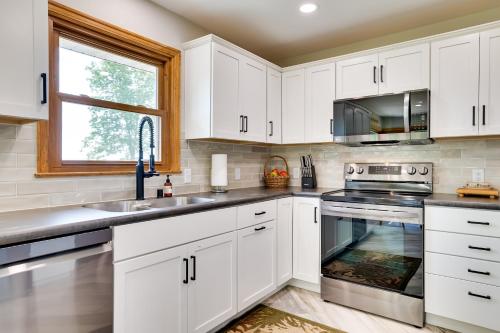 3 Mi to Lake Onalaska Quaint Home with Prairie View in Onalaska