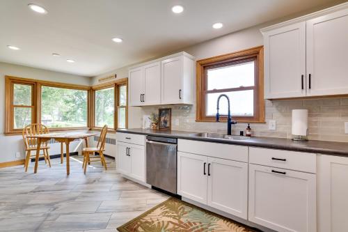 3 Mi to Lake Onalaska Quaint Home with Prairie View in โอนาแลสกา (WI)