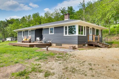 3 Mi to Lake Onalaska Quaint Home with Prairie View in โอนาแลสกา (WI)