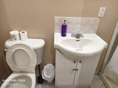 ห้องน้ำ, โทรอนโต แทรเวลเลอร์ โฮม (Toronto Travellers Home) near ตลาดเคนซิงตัน