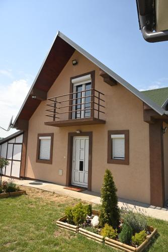 Villa Popovic - apartments Fruska gora in 斯雷姆斯基卡爾洛夫奇