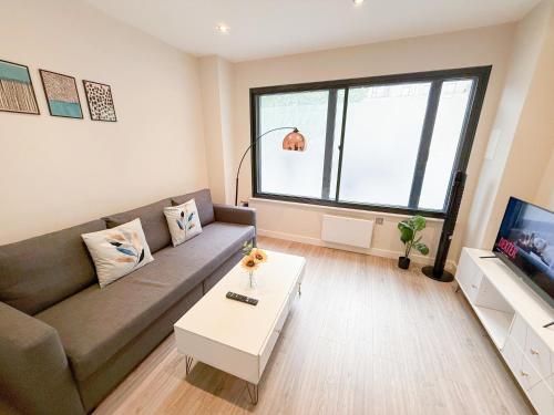 Modern 1-bedroom flat with WiFi, Dryer, Washer near Elephant & Castle, Borough & South Bank by NourNest Apartments, London