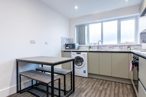 廚房, 2-Bedroom Gems - Travel Easily Between Cities in 朗伊頓