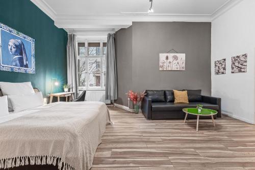 Holiday 33 Apartment K next to Alexanderplatz, 4 rooms with bathroom & guest toilet, Berlin (photo 2)