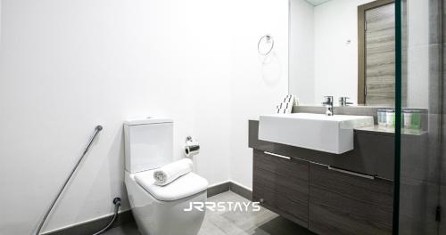 JRR Stays - JVC Bloom Tower B 607 Stylish Studio Sleeps 2 - image 11