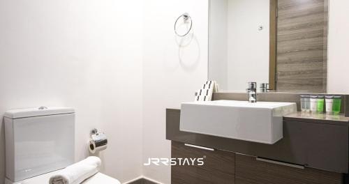 JRR Stays - JVC Bloom Tower B 607 Stylish Studio Sleeps 2 - image 10