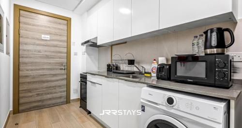 JRR Stays - JVC Bloom Tower B 607 Stylish Studio Sleeps 2 - image 5