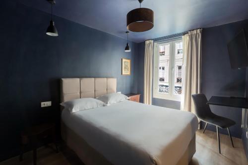 Classic Double Room image 6