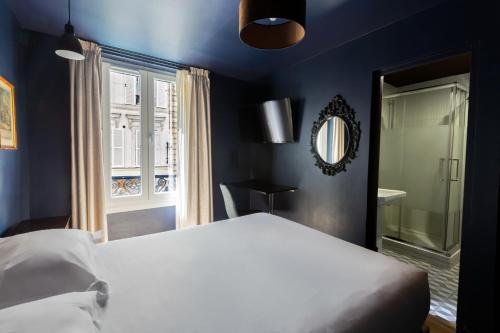 Classic Double Room image 7