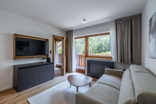 1 queen bed, 1 sofa bed