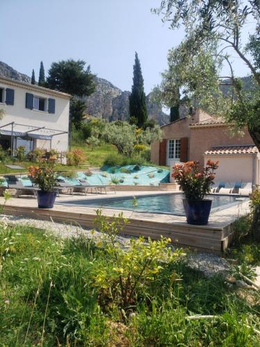 2 bedrooms, 6 beds