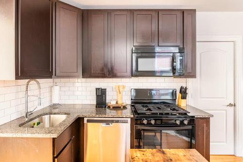 Cozy 2 BR 1 BA Flat Just 10 Mins from Downtown in Chicago, USA