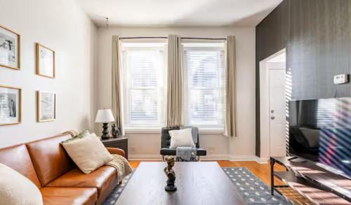 Cozy 2 BR 1 BA Flat Just 10 Mins from Downtown in Chicago, USA