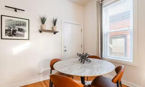 Cozy 2 BR 1 BA Flat Just 10 Mins from Downtown in Chicago, USA