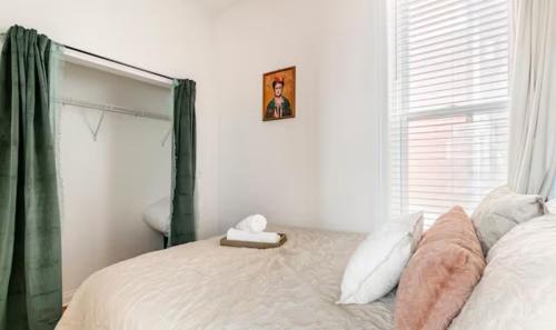 Cozy 2 BR 1 BA Flat Just 10 Mins from Downtown in Chicago, USA
