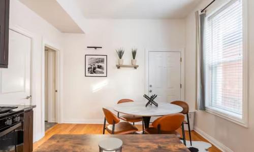 Cozy 2 BR 1 BA Flat Just 10 Mins from Downtown in Chicago, USA