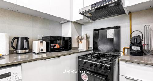 Bloom Tower B Cozy Studio Sleeps 3 - JRR Stays - image 14