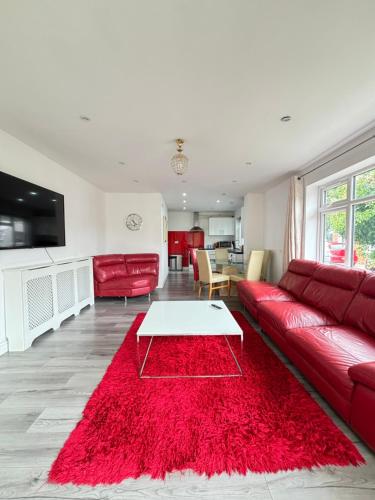 Cheerful 2 Bedroom furnished with Parking in Hughenden